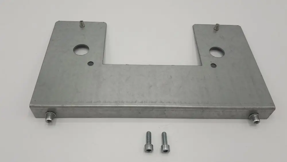Metallische Halterung in rechteckiger Form mit zwei Löchern und Gewinden. Geeignet für Remeha Produkte zur festen Montage. Enthalten sind zwei Schrauben.